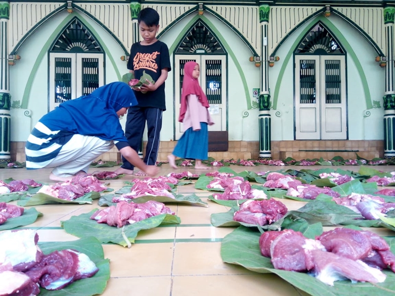 Berbagi Daging Kurban Berbungkus Bahan Ramah Lingkungan