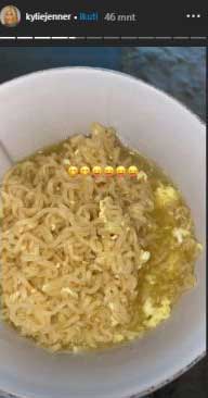 Makan Mie Instan Pakai Telur Kylie Jenner Viral