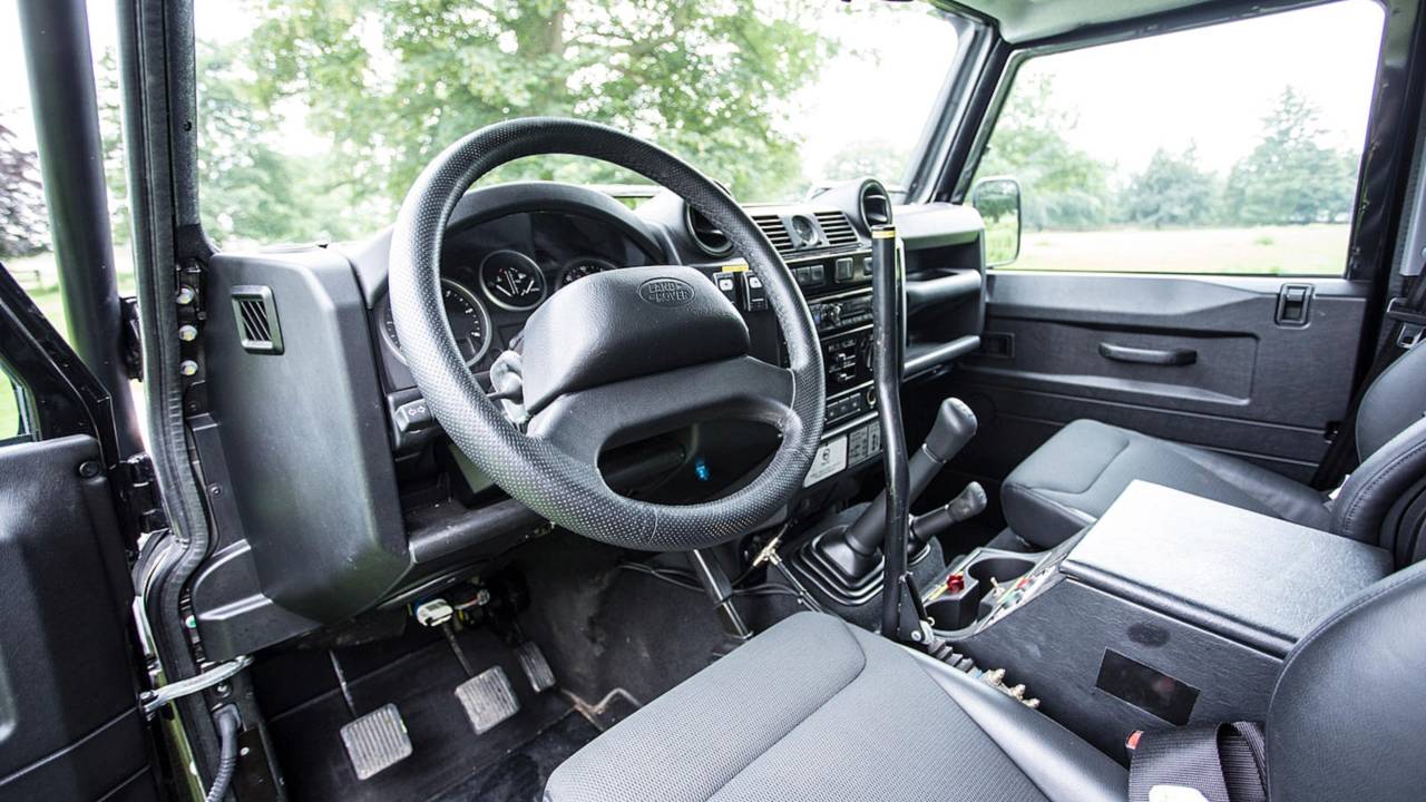 Land Rover Defender SVX James Bond Masuk Pasar Lelang