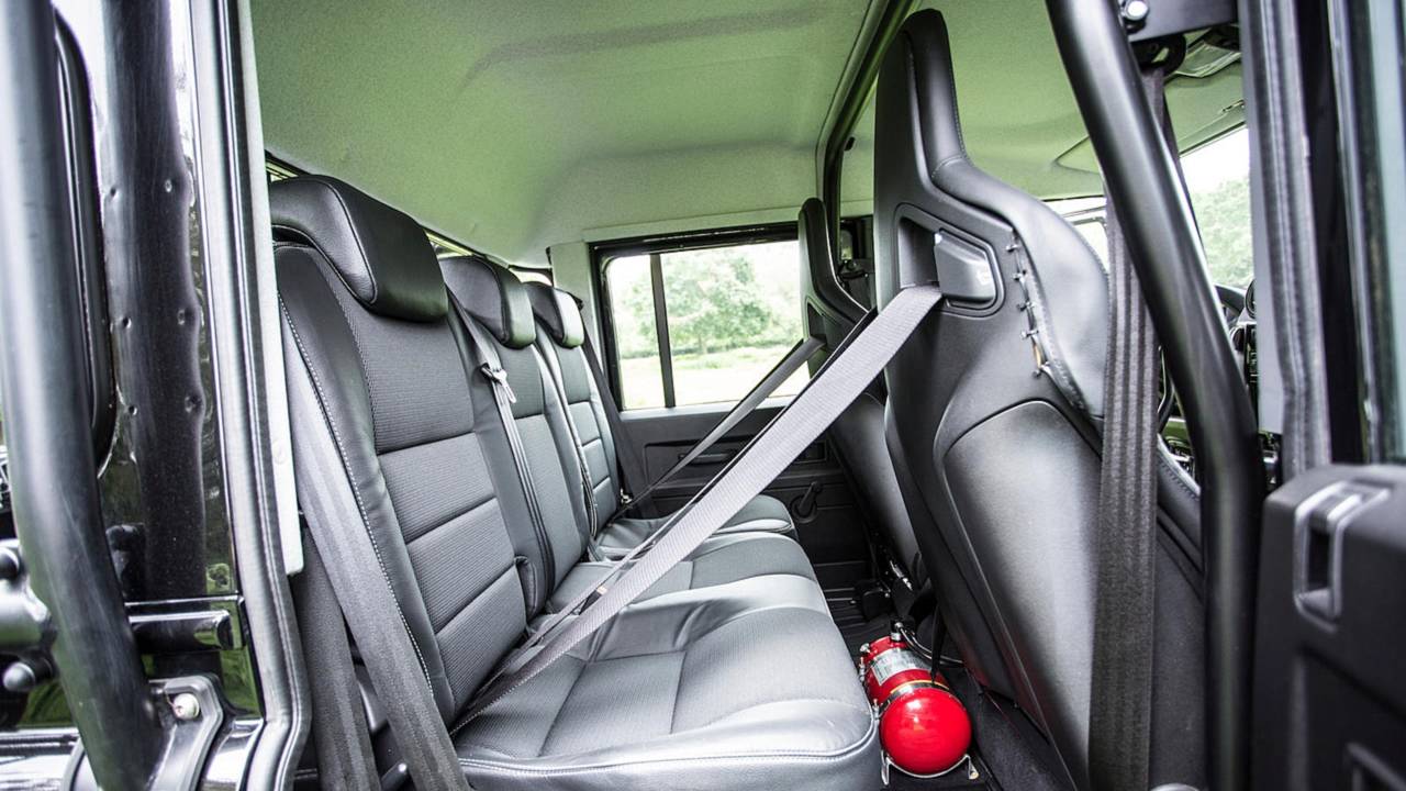 Land Rover Defender SVX James Bond Masuk Pasar Lelang