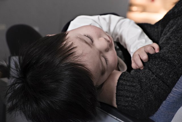 Hal-hal yang Tak Boleh Dilakukan jika Si Kecil Mengalami <i>Sleep Regression</i>