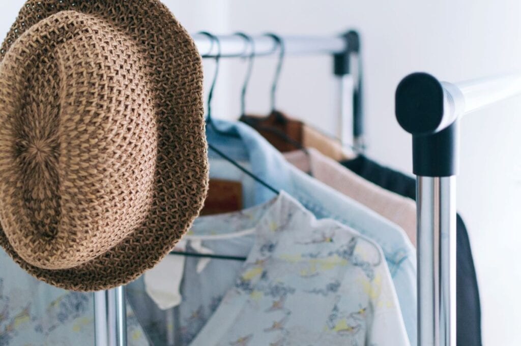 10 Cara Menata Pakaian di Lemari Kecil