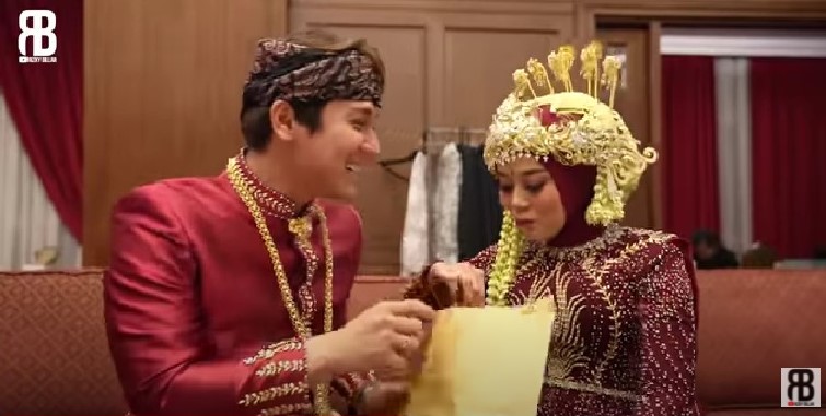 Lesti Kejora dan Rizky Billar dapat amplop coklat dari Doni Salmanan. Youtube Rizky Billar