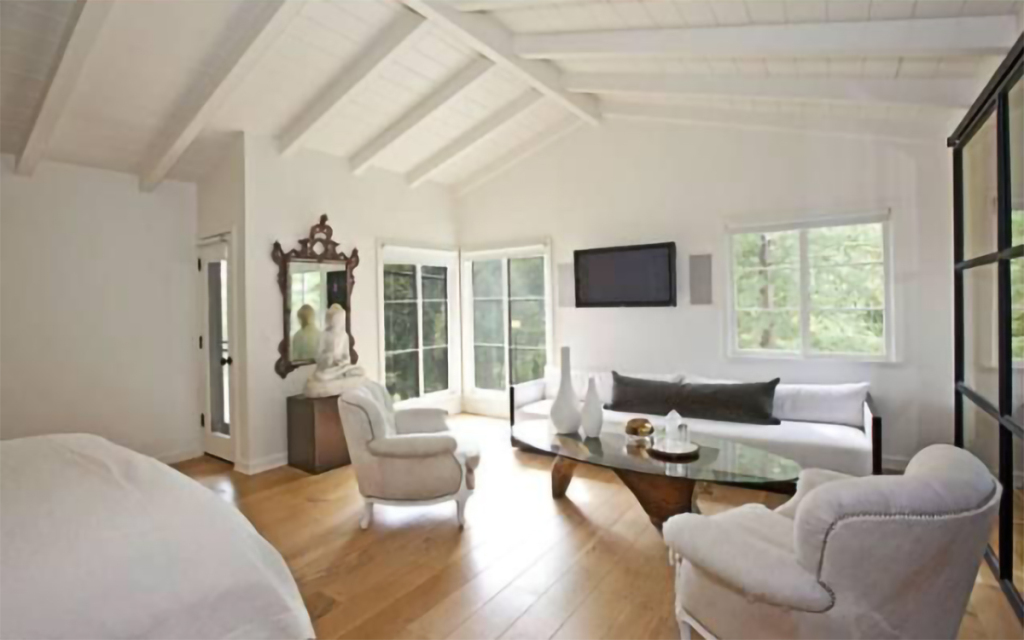 Rumah Bekas Kebakaran Milik Liam Hemsworth dan Miley Cyrus Dijual Murah