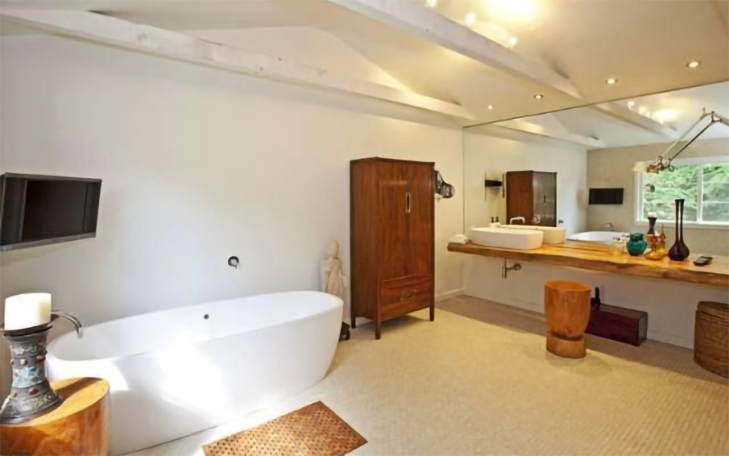 Rumah Bekas Kebakaran Milik Liam Hemsworth dan Miley Cyrus Dijual Murah