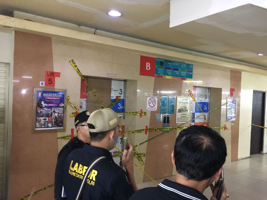 Polisi Olah TKP Lift Jatuh di Blok M Square