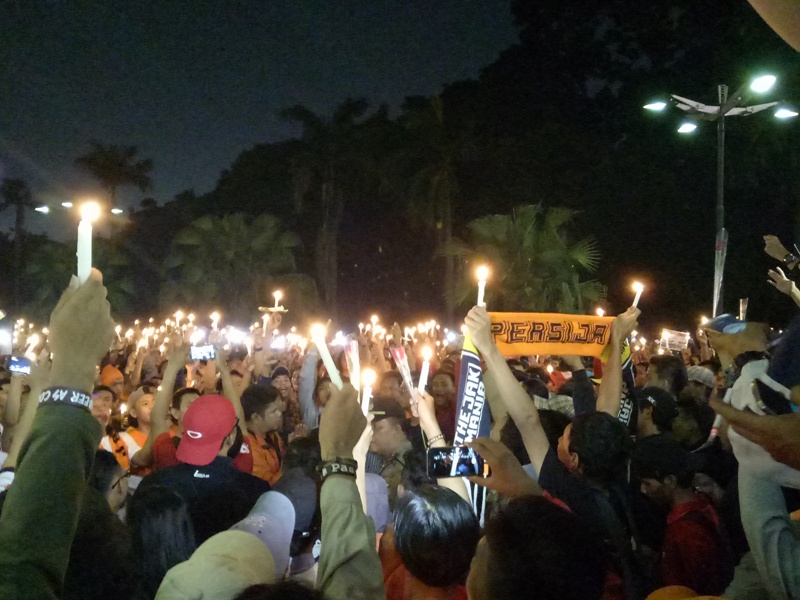 Ribuan The Jakmania Gelar Aksi Belasungkawa di GBK
