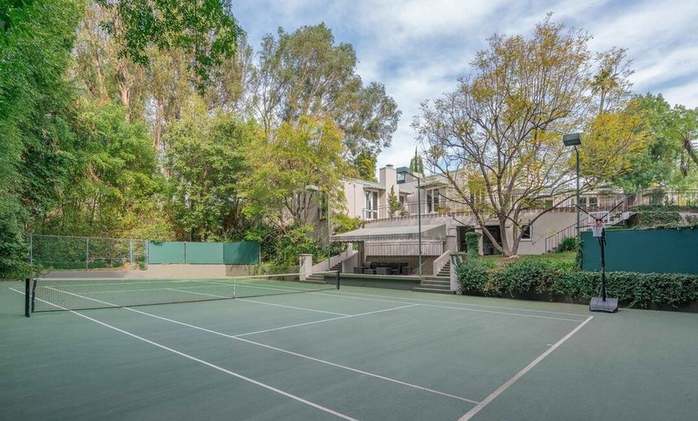 Lily Collins Jual Rumahnya di Los Angeles Rp194 Miliar