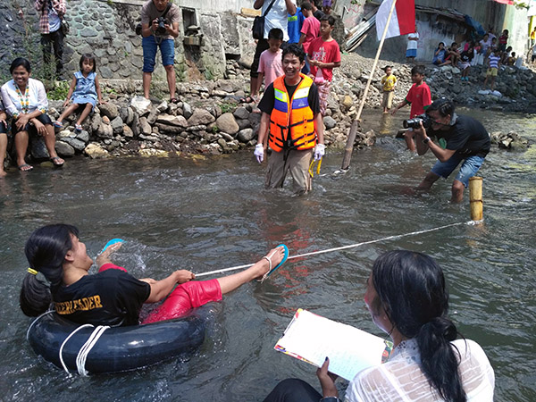 Warga Ketagihan Ikut Lomba Pukul Guling di Kali Code