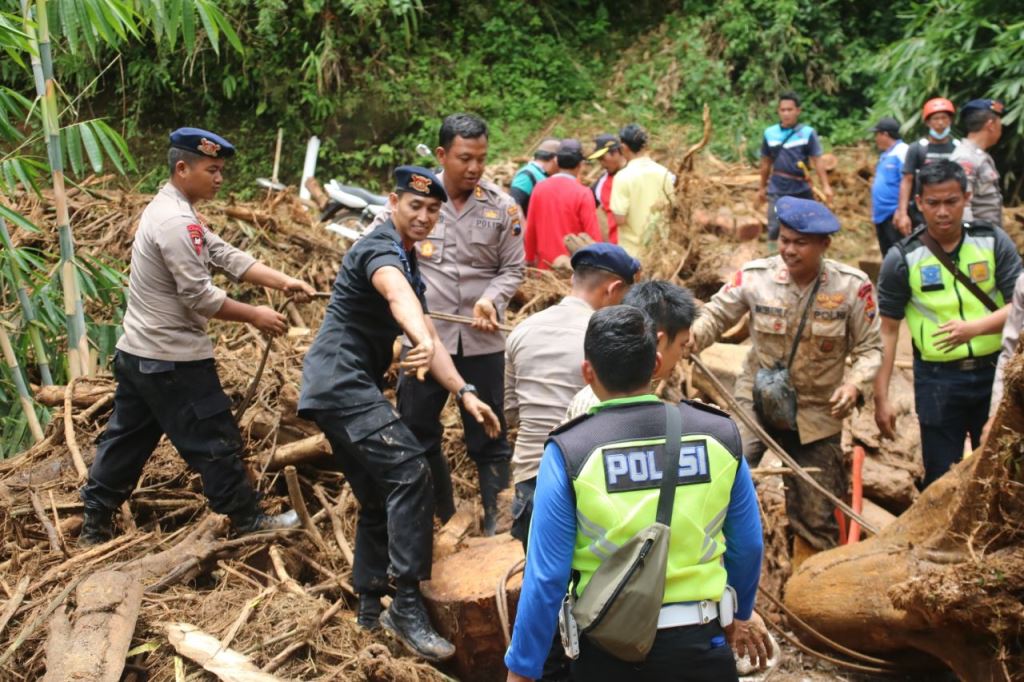 Isak Tangis Iringi Doa Bersama bagi Korban Longsor Brebes