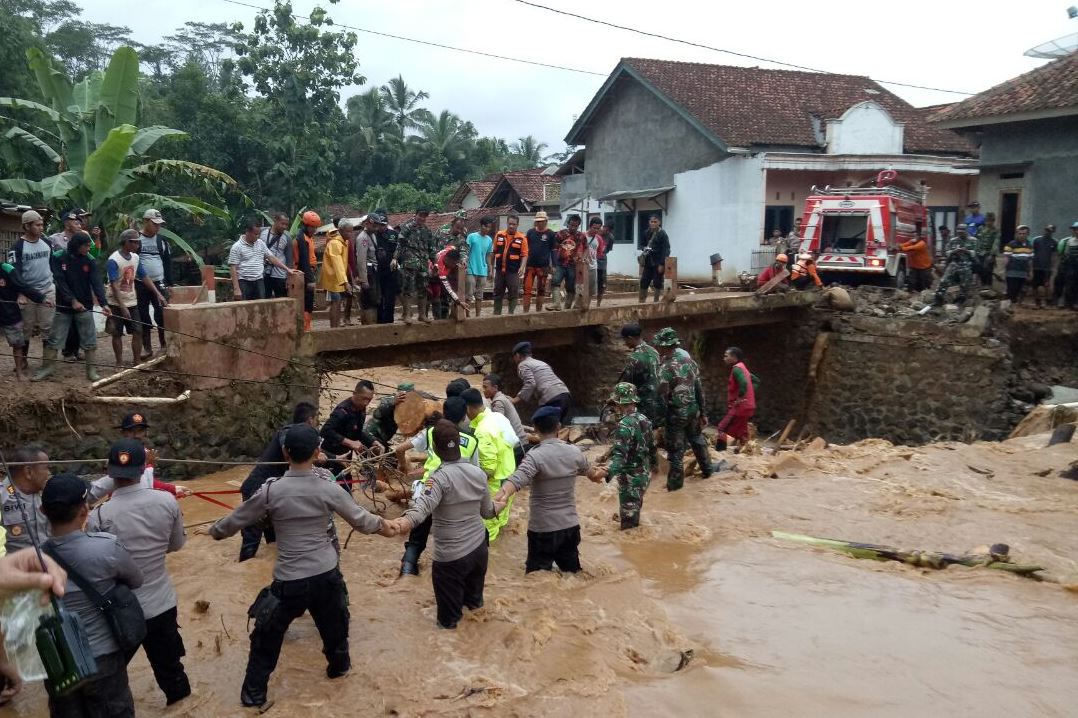Isak Tangis Iringi Doa Bersama bagi Korban Longsor Brebes