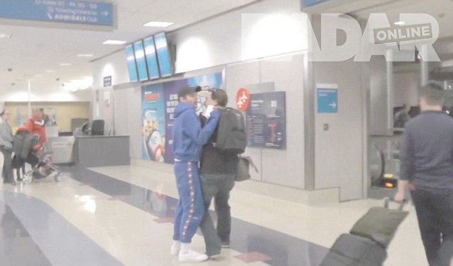 Berkelahi dengan Paparazzi, Louis Tomlinson Disarankan Sewa Pengawal