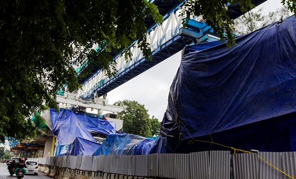 Beton LRT Ambruk, Lima Pekerja Terluka