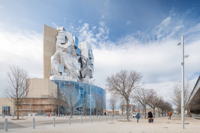 Luma Arles, Menara Aluminium yang Dibangun di Bekas Rel