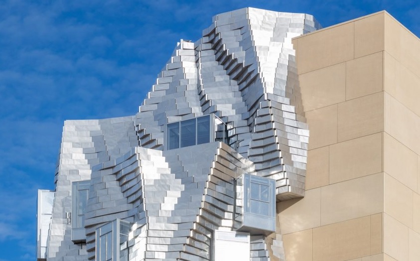 Luma Arles, Menara Aluminium yang Dibangun di Bekas Rel