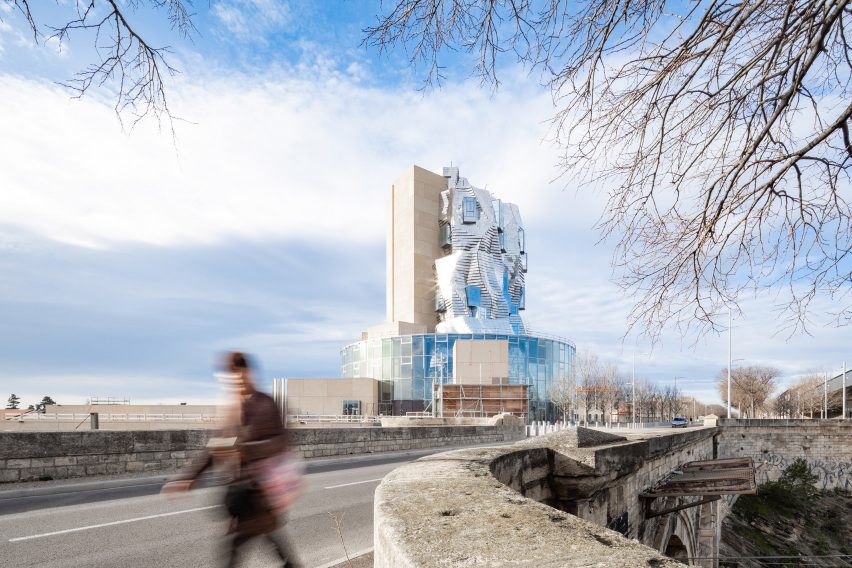 Luma Arles, Menara Aluminium yang Dibangun di Bekas Rel