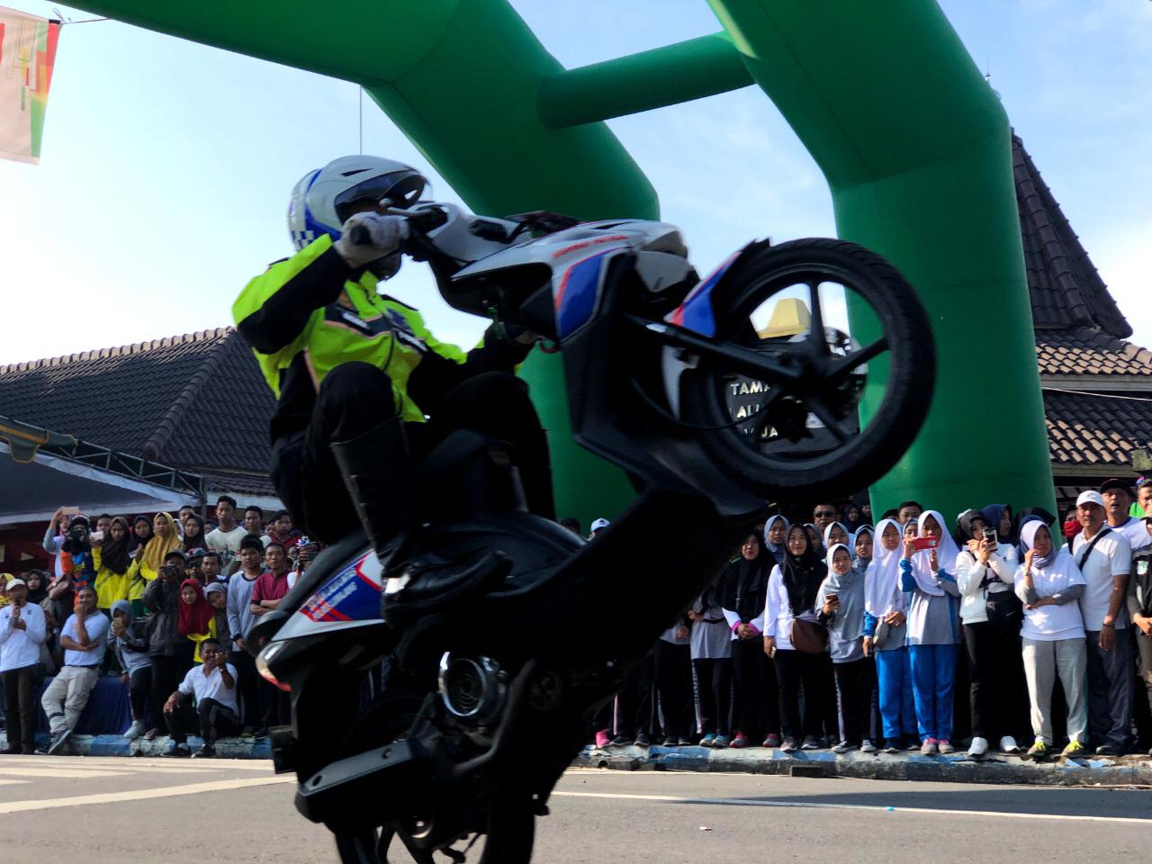 Tim Cobra Unjuk Gigi di Milenial Road Safety Festival