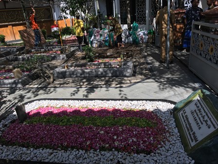Gus Sholah Satu Permakaman dengan Gus Dur