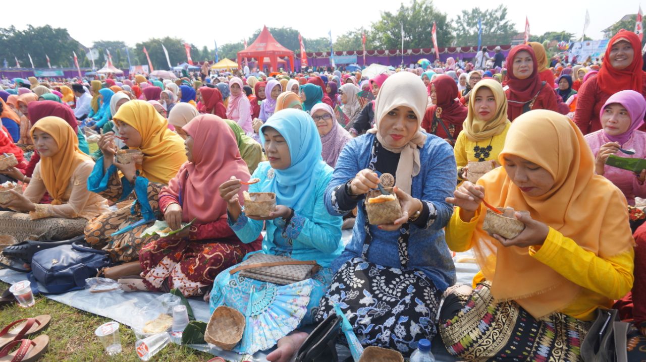 Pekalongan Makan Megono Massal di Hari Kartini