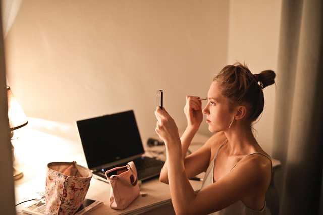 Cara Tampil <i>Natural</i> dengan <i>Make</i> <i>Up</i>