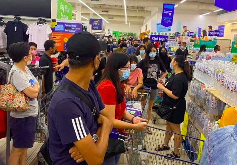 Pembatasan Gerak Malaysia Diperketat, Warga Serbu Mal dan Supermarket
