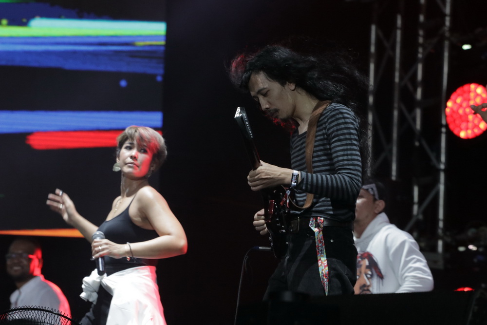 Maliq & DEssentials Berikan Gitar ke Penonton Soundrenaline 2019