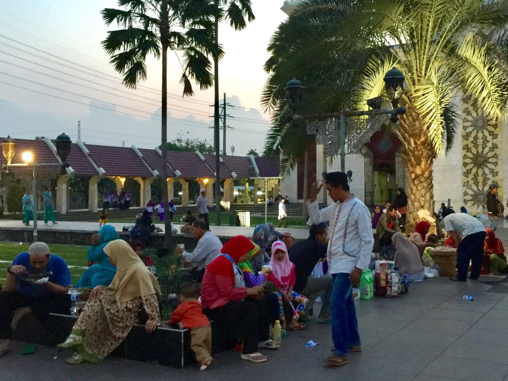 Menikmati Senja di Masjid Timur Jakarta