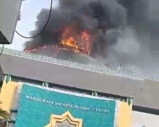 Kubah Masjid Raya Jakarta Islamic Center Kebakaran, 10 Unit Damkar Diterjunkan