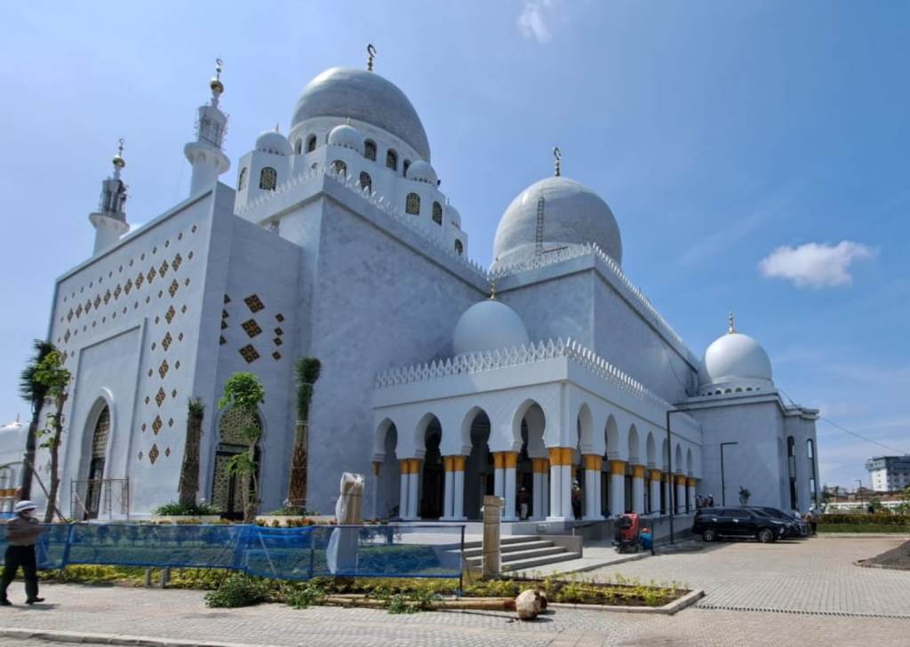 Dirancang Mirip Grand Mosque, Masjid Raya Sheikh Zayed Segera Diresmikan