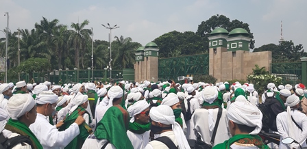 Massa Berpakaian Putih Menyambangi Gedung DPR