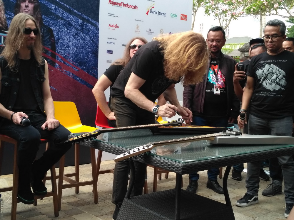 Gitar Bertandatangan Personel Megadeth Dilelang dalam Festival Musik Jogjarockarta