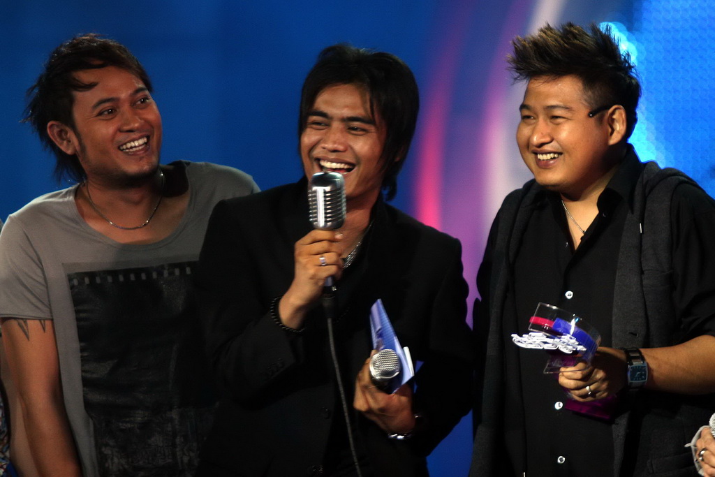 Band Melayu Menolak Layu Lagu itu menurutku adalah suatu ungkapan prasaan yg prnah kita rasakan ^.^ contact charly st12 on messenger. medcom id