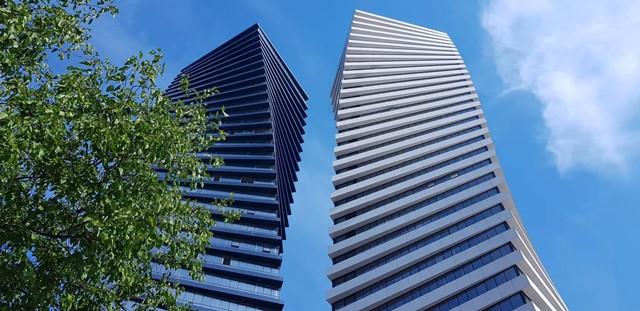 Menara Kembar Tertinggi di Tbilisi Berbalut Batu dan Kaca