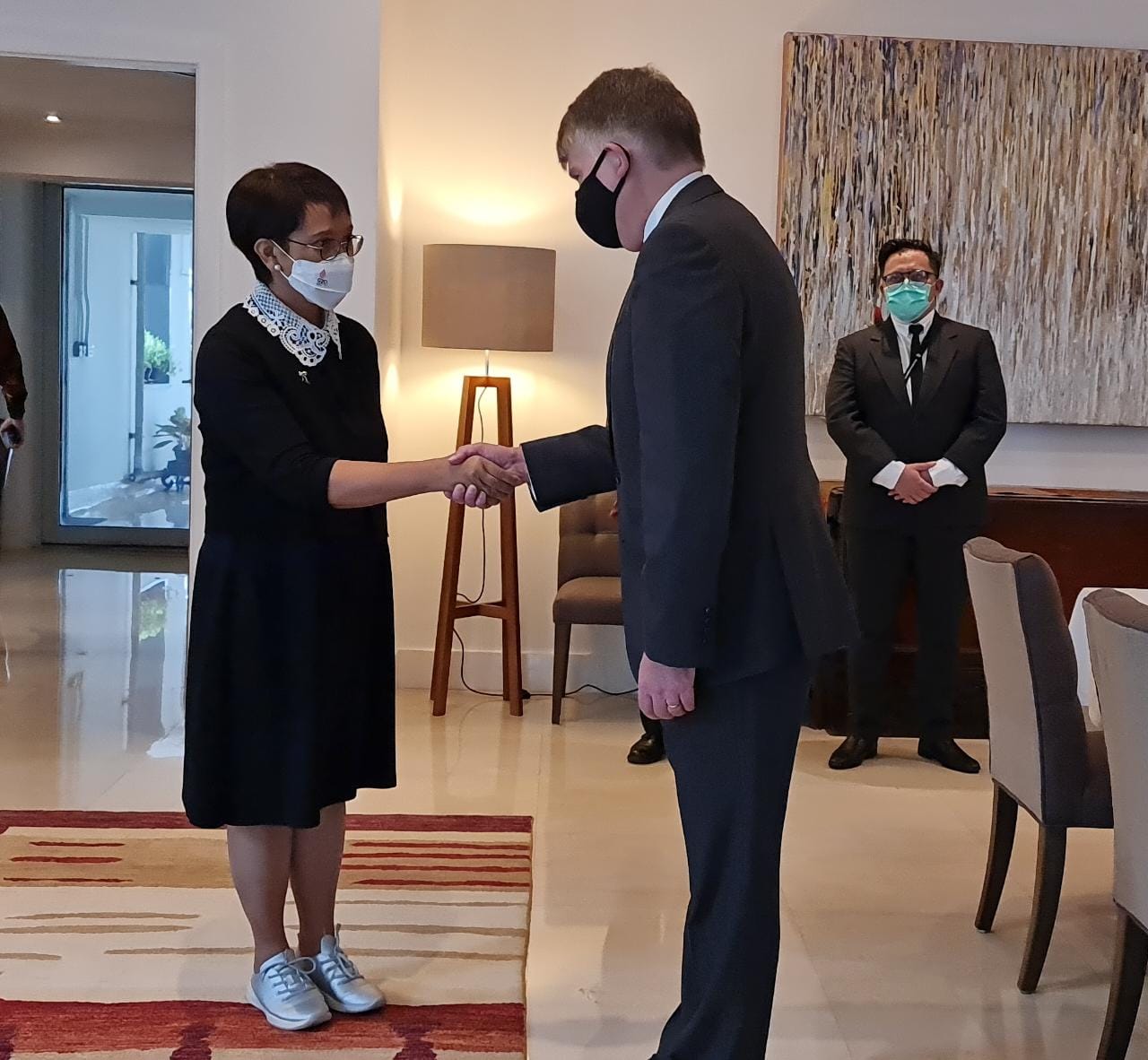 Ratu Elizabeth Wafat, Menlu Retno Tanda Tangan Buku Duka di Kedubes Inggris