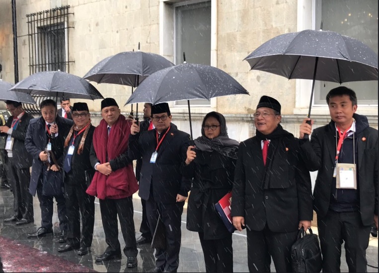 Sujud Syukur Menlu-Danpaspampres Usai Kunjungan Presiden ke Afghanistan