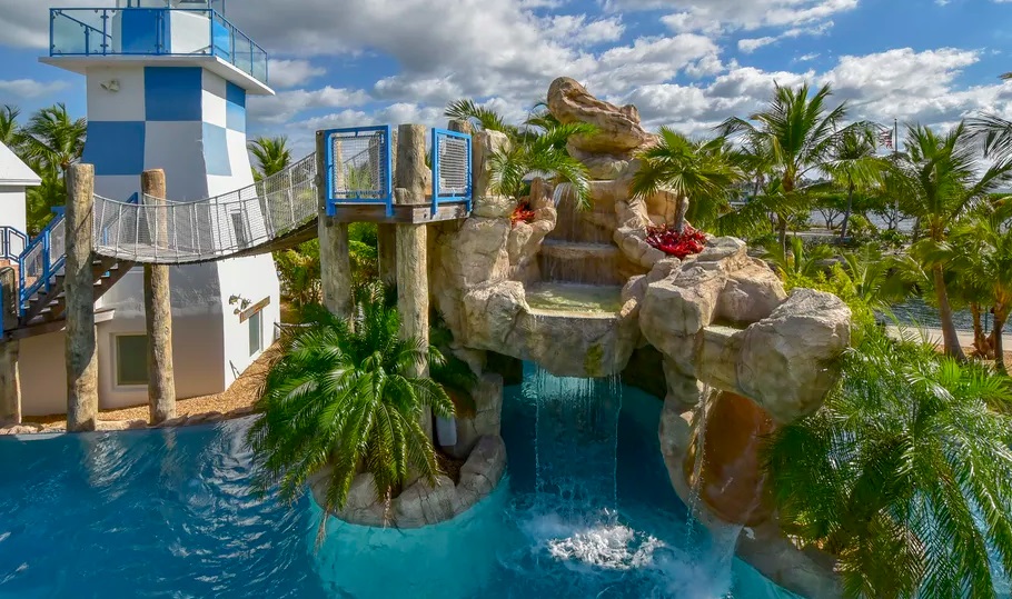 Rumah Ini Punya <i>Waterpark</i> Pribadi hingga Mercusuar