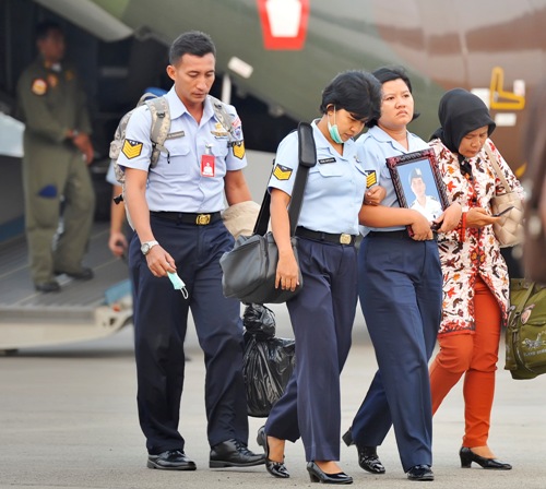 Foto: Air Mata Istri Prajurit Korban Hercules Jatuh
