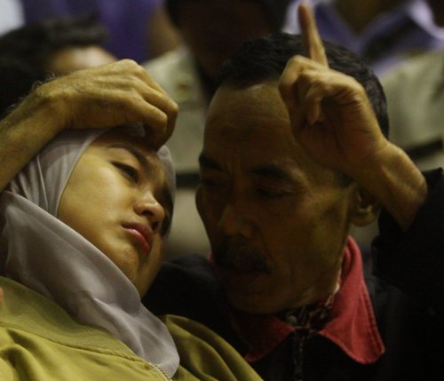 Foto: Air Mata Istri Prajurit Korban Hercules Jatuh