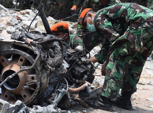 Polisi & TNI Berjibaku Memotong Badan Pesawat Hercules