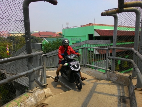 Pejalan Kaki dan Pengendara Motor Berebut JPO Cengkareng
