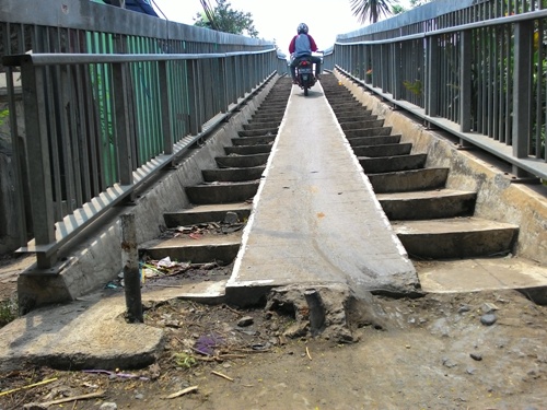 Pejalan Kaki dan Pengendara Motor Berebut JPO Cengkareng