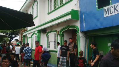 Ada Air Mata pada <i>Jumatan</i> Terakhir di Kalijodo