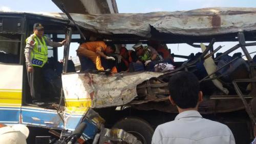 Kecelakaan Maut di Tol Palikanci, Ini Foto Bus Rukun Sayur Ringsek    