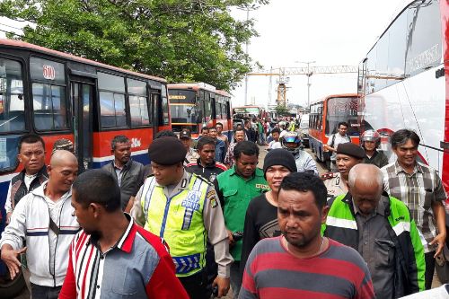 Puluhan Sopir Datangi Penampungan Metromini Bobrok