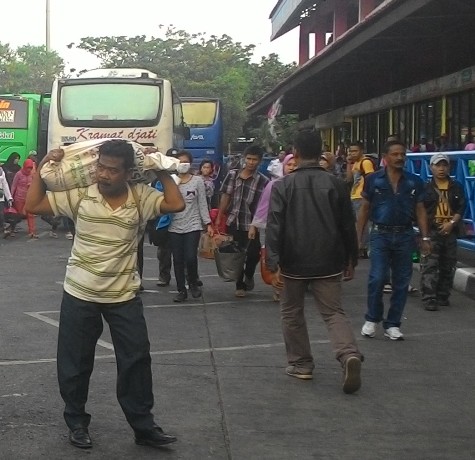 Balik ke Jakarta, Pemudik Bawa Ubi, Beras hingga Burung