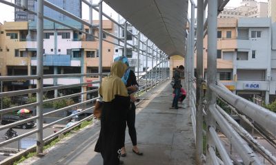 Maya Waswas saat Melintas di JPO Pasar Senen