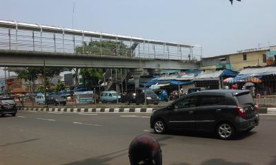 Maya Waswas saat Melintas di JPO Pasar Senen