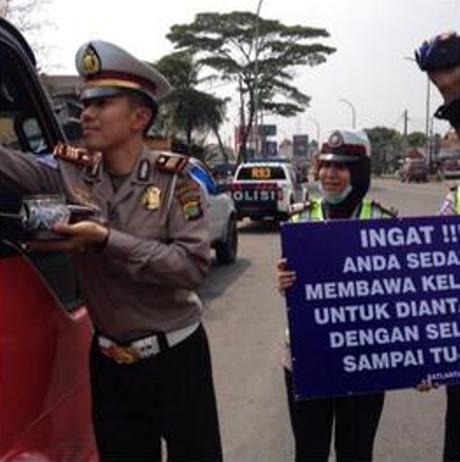 Tiga Cara Kreatif Polisi Gugah Kesadaran Pengendara