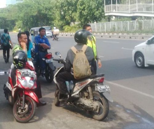 TransJakarta Terbakar, Polisi Duduk di Motor