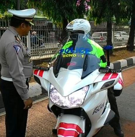 Aksi Konyol Pengendara Pakai Atribut Polisi Masuk Busway